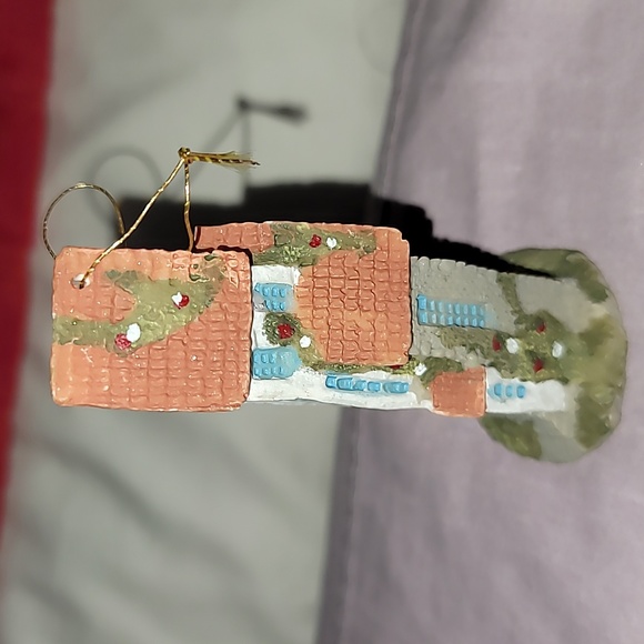 Miniature House Country Chapel inspired with Elongated Orament from Ganz Coll… - Picture 2 of 6